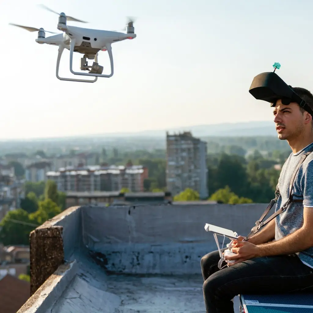 Drone çekimi yapan pilot ve ekipman.